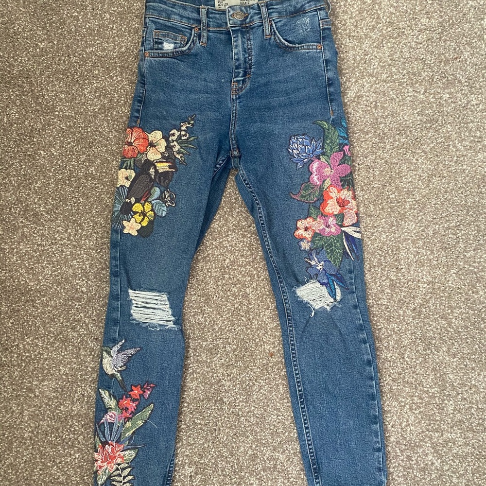 TOPSHOP- Petite Embroidered Jamie Jeans